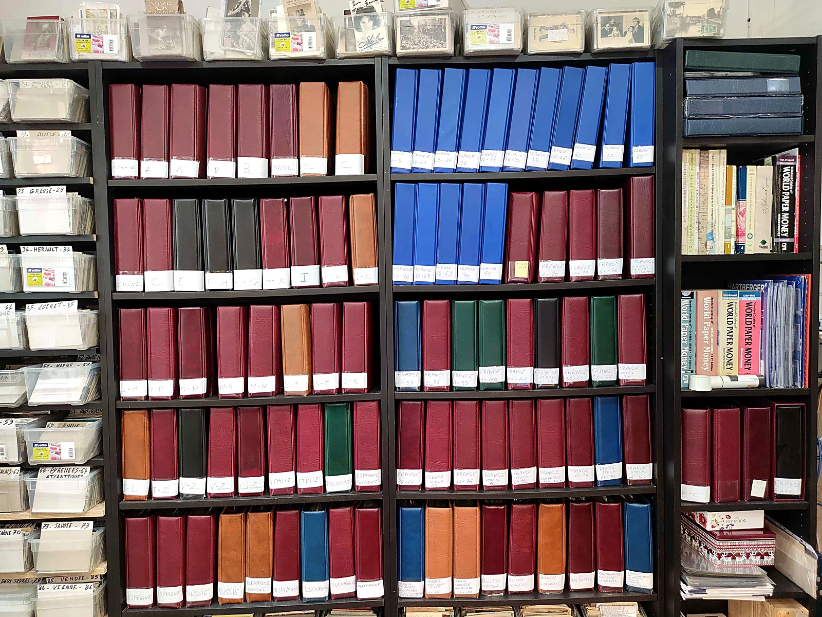 Bibliothèque d'albums et de classeurs de billets et boîtes de cartes postales classées par département